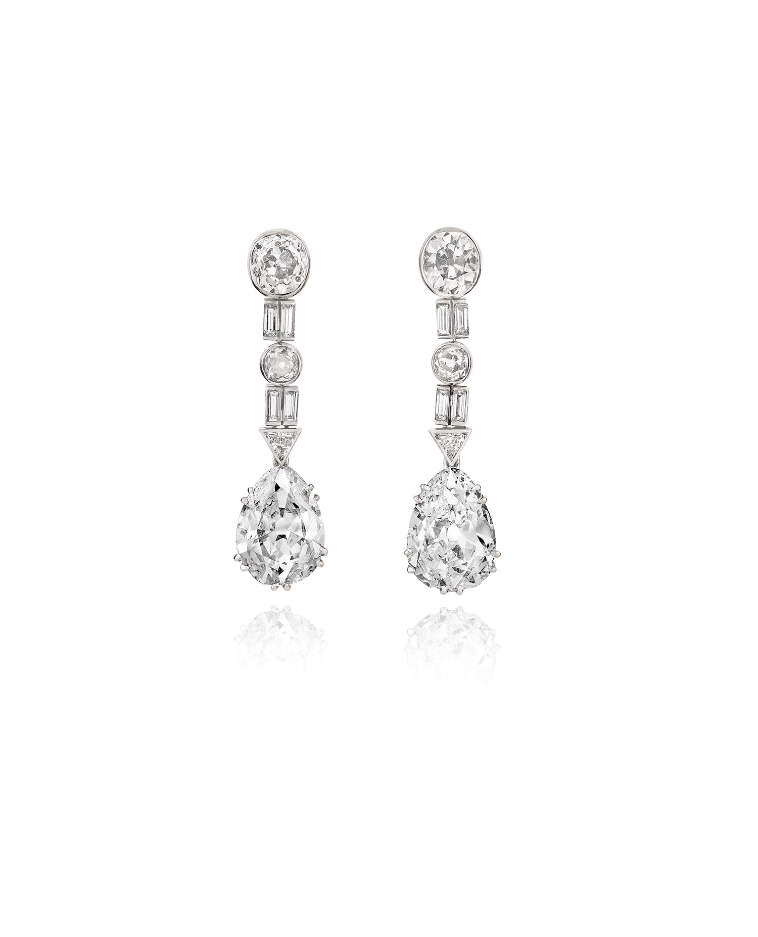 Un paio di eleganti orecchini pendenti con diamanti taglio brillante, baguette e a goccia incastonati in una montatura verticale, ispirati all'iconica eleganza della collezione Orologio Bulgari Serpente. Il diamante più grande pende alla base di ciascun orecchino.
