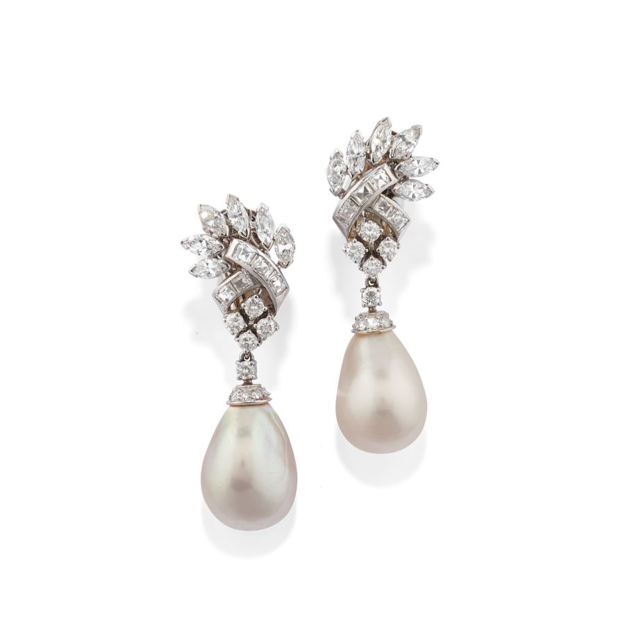 Un paio di eleganti orecchini con grappoli di diamanti taglio marquise e rotondi sopra grandi perle naturali a forma di lacrima, incastonati in metallo bianco con un raffinato design ad asta, disposti su uno sfondo bianco semplice.