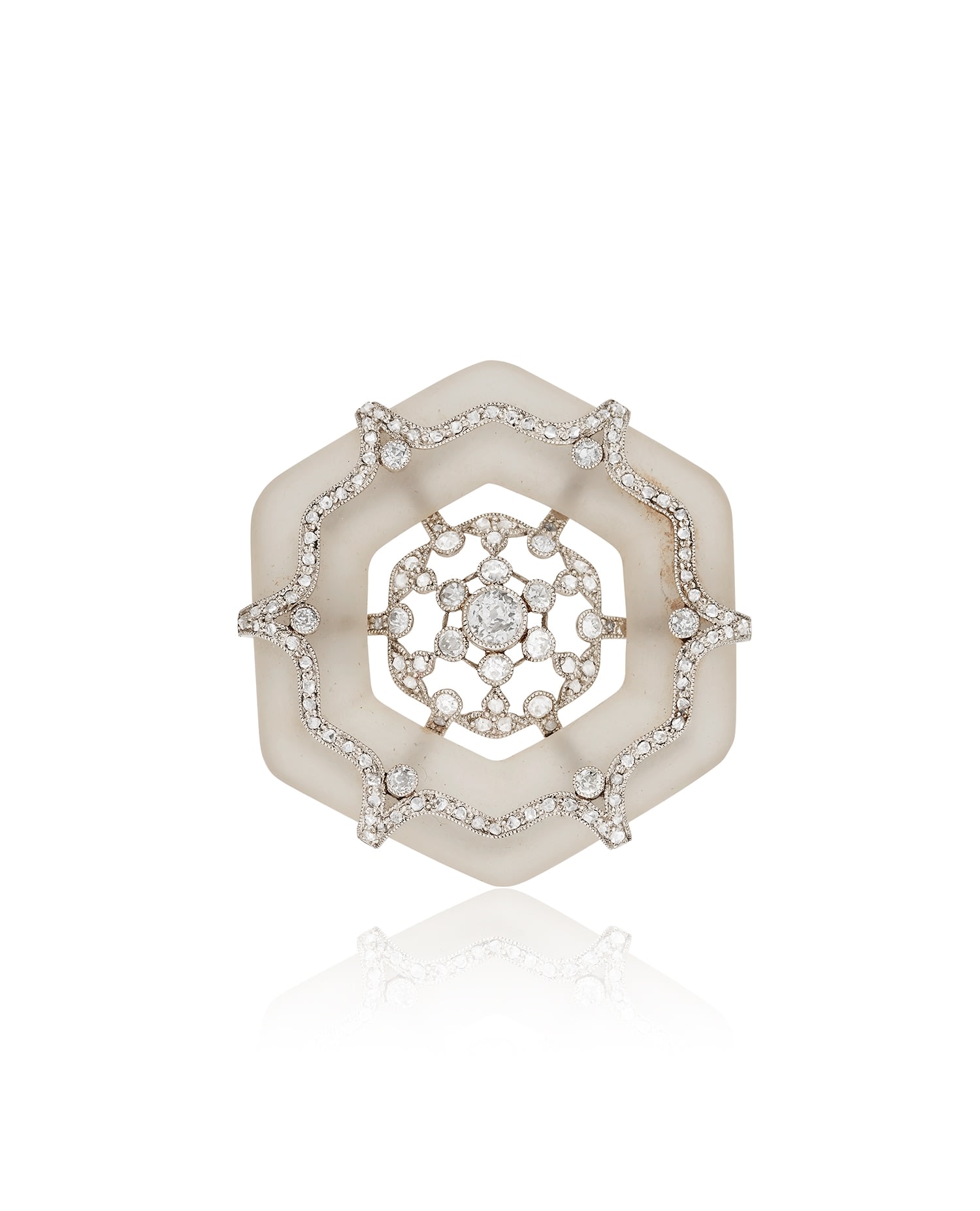 Spilla decorativa ottagonale con anello esterno bianco e intricato design interno con diamanti scintillanti incastonati in argento, ispirata all'eleganza dell'orologio Bulgari Serpente, esposti su uno sfondo bianco.