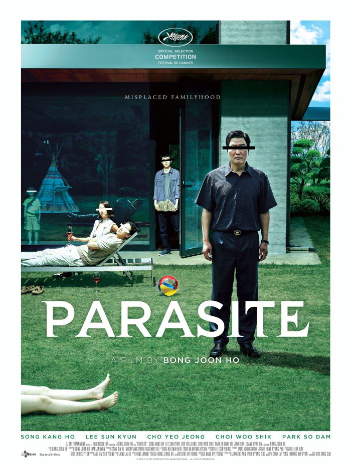 Il poster del film hallyu "Parasite" mostra quattro persone in un cortile moderno, due in piedi e due sdraiate. Il titolo "PARASITE" campeggia al centro, mentre i crediti sono elencati sopra e sotto.