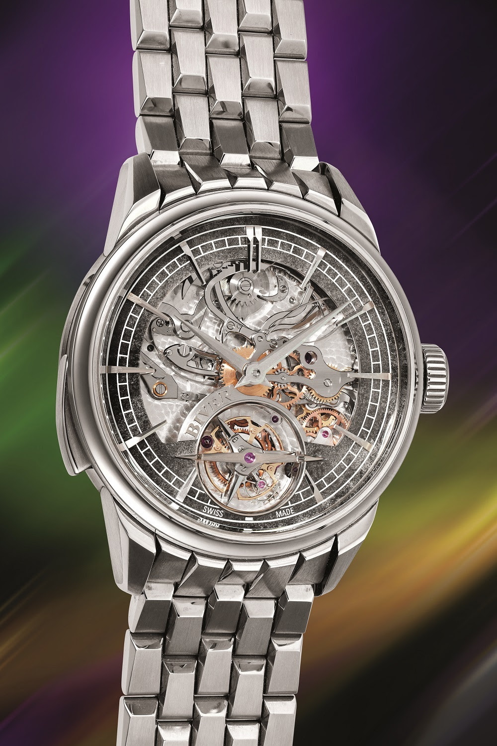 Primo piano di un lussuoso orologio da polso scheletrato con bracciale in metallo argentato, che ricorda i modelli Rolex e Patek, che mette in mostra ingranaggi e meccanismi intricati, su uno sfondo sfocato e colorato di viola e verde.