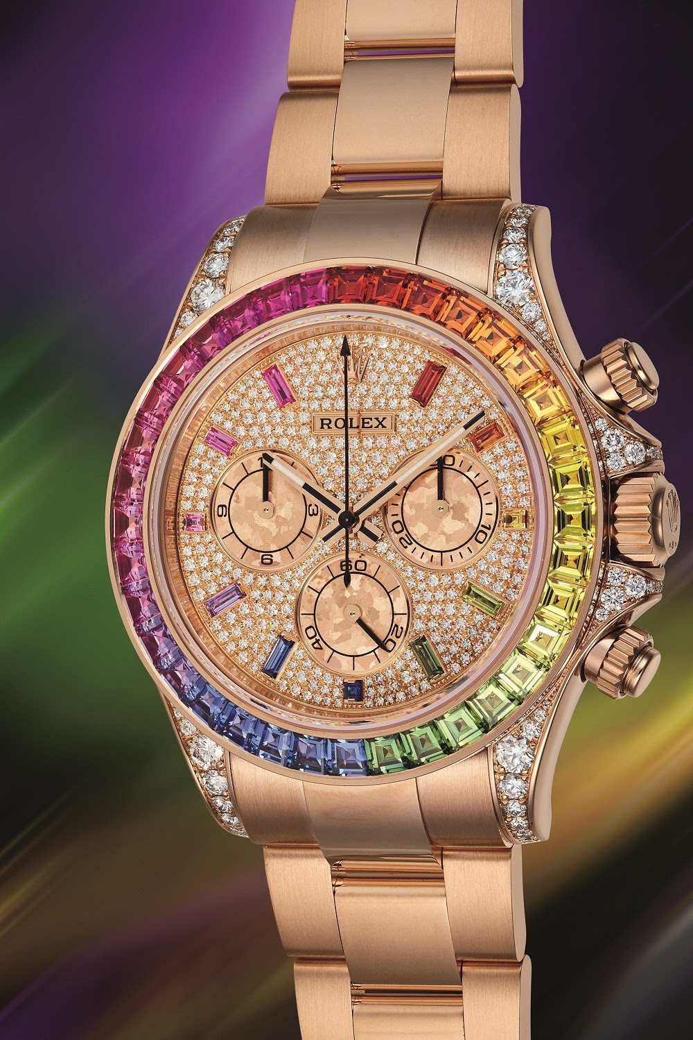 Un lussuoso orologio Rolex con cinturino in oro, quadrante tempestato di diamanti e lunetta incastonata con pietre preziose multicolori che formano un motivo arcobaleno, che ricorda i rari pezzi trovati nelle prestigiose aste Rolex Patek Asta.