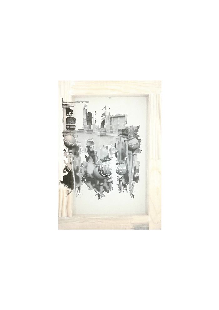 Acquerello in bianco e nero di un paesaggio urbano con edifici e veicoli, riflesso a testa in giù; incorniciato con legno chiaro. Un vero pezzo di Tripstillery, che cattura l'energia urbana in una visione onirica.