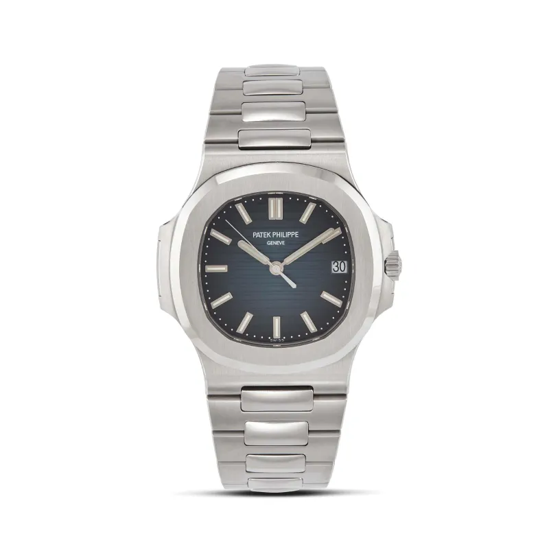 Orologio da polso Patek Philippe in acciaio inossidabile con quadrante blu, indici argentati e datario a ore 3. Perfetto per i collezionisti di ogni asta di lusso. Il quadrante dell'orologio riporta il nome del marchio nella parte superiore e presenta un bracciale a maglie in metallo.
