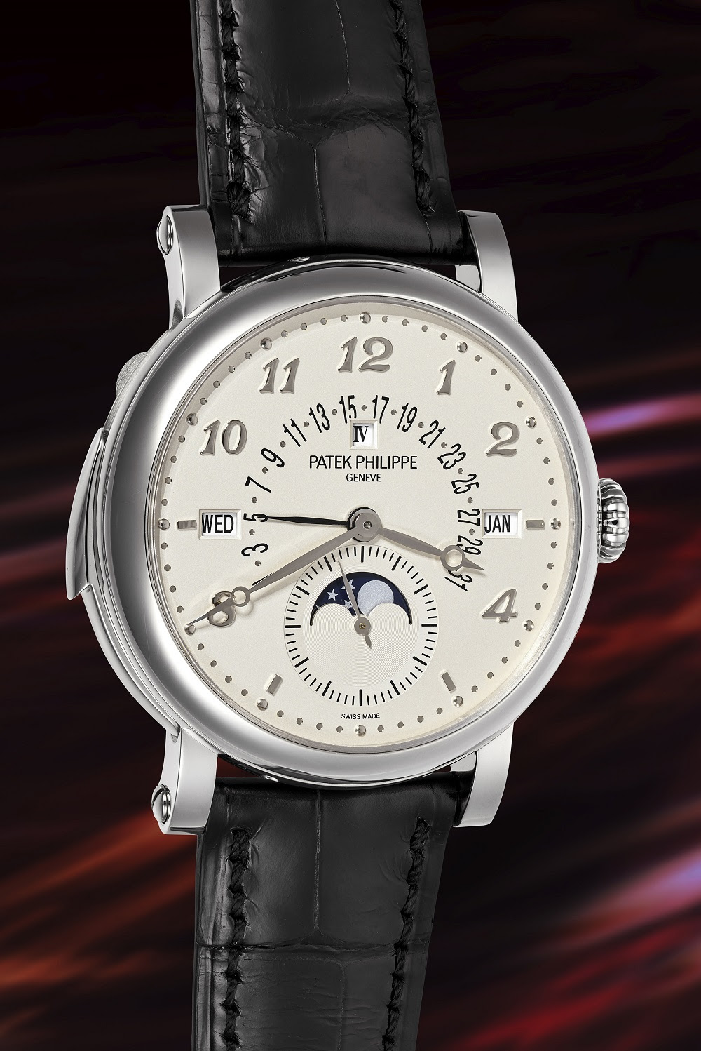 Un lussuoso orologio da polso Patek Philippe che ricorda i migliori design Rolex, con quadrante bianco, cinturino in pelle nera, indicatore delle fasi lunari, finestrelle del giorno e del mese e numeri argentati su uno sfondo scuro e vorticoso rosso e nero.