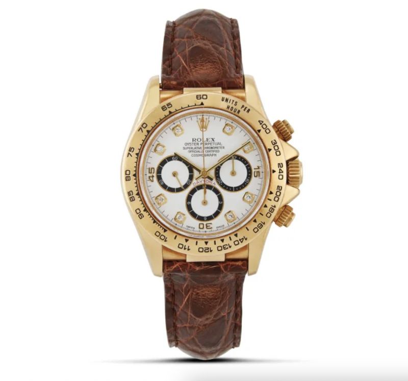 Un orologio da polso Rolex d'oro con quadrante bianco, tre contatori, indici di diamanti e cinturino in pelle di coccodrillo marrone evoca una raffinatezza classica, un segnatempo ideale per il collezionista esigente di qualsiasi Rolex Patek asta.
