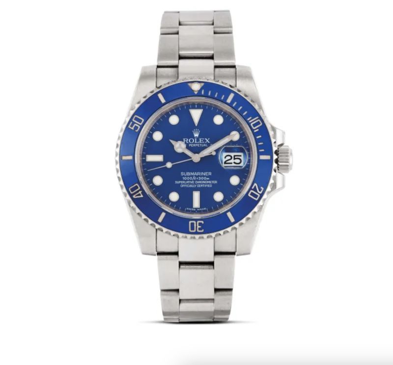 Un orologio da polso Rolex Submariner argento con lunetta blu e quadrante blu, con datario a ore 3 e indici luminosi, è esposto in verticale su uno sfondo bianco, perfetto per qualsiasi collezione Rolex Patek Asta.