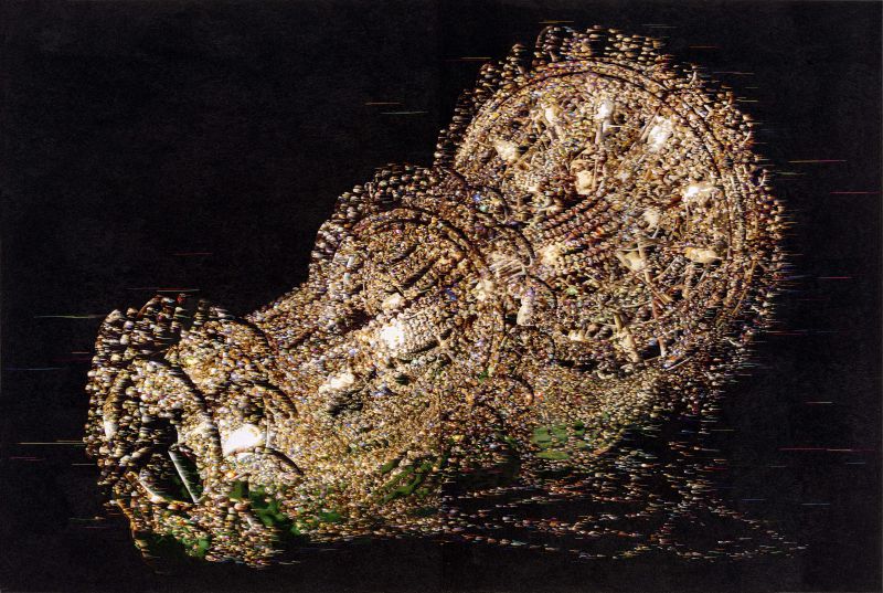 La scultura di un teschio, di grandi dimensioni e ricca di dettagli, è ricoperta di gioielli scintillanti e oro, su uno sfondo scuro, che unisce il glamour di ispirazione hallyu a un effetto scintillante e ornato.