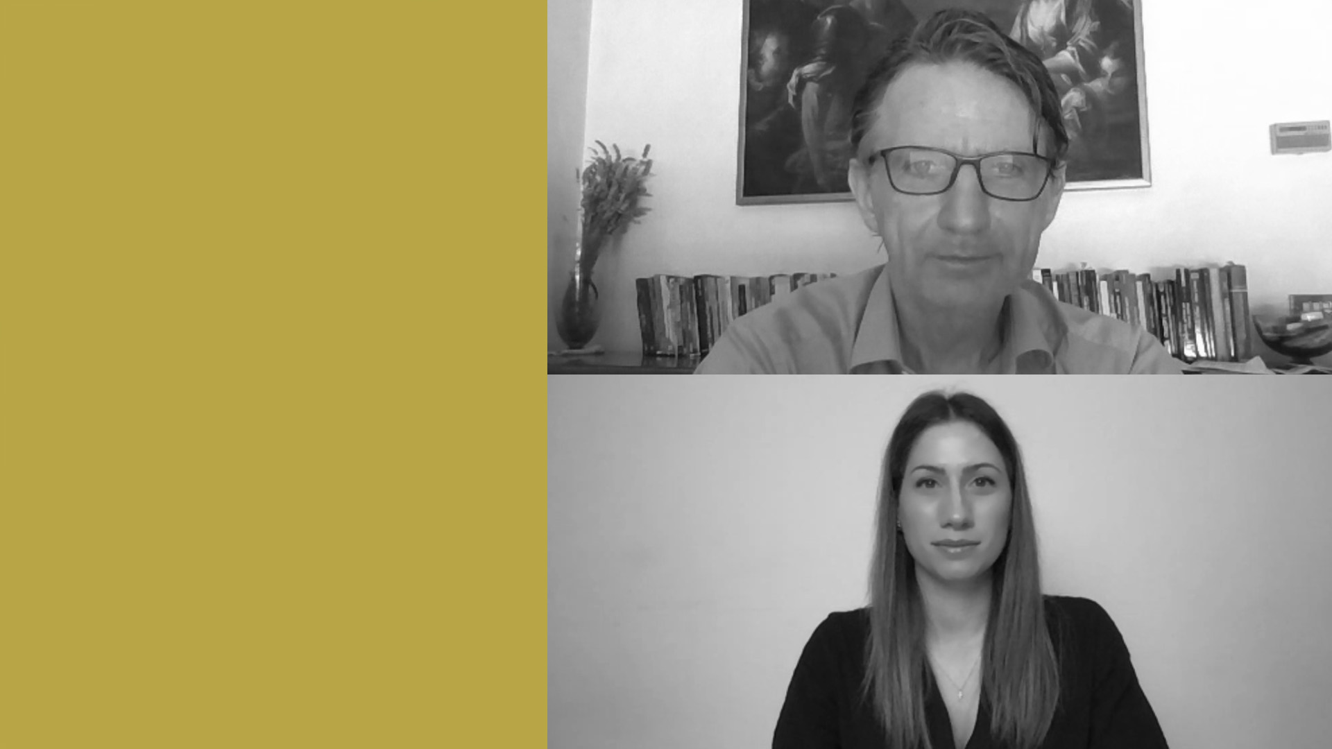Una videochiamata a schermo diviso mostra un uomo con gli occhiali nel riquadro superiore e una donna con i capelli lunghi nel riquadro inferiore, entrambi in interni con espressioni neutre. Il lato sinistro dell'immagine è di colore giallo pieno.