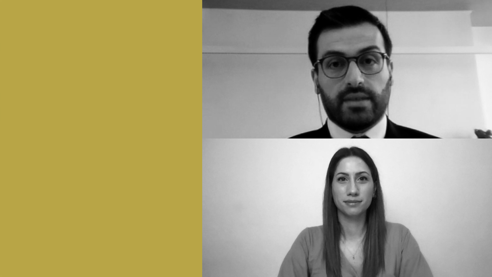 Una videochiamata a schermo diviso con un uomo in abito e occhiali nella metà superiore e una donna con capelli lisci e camicetta chiara nella metà inferiore. Il lato sinistro dell'immagine è di colore senape.
