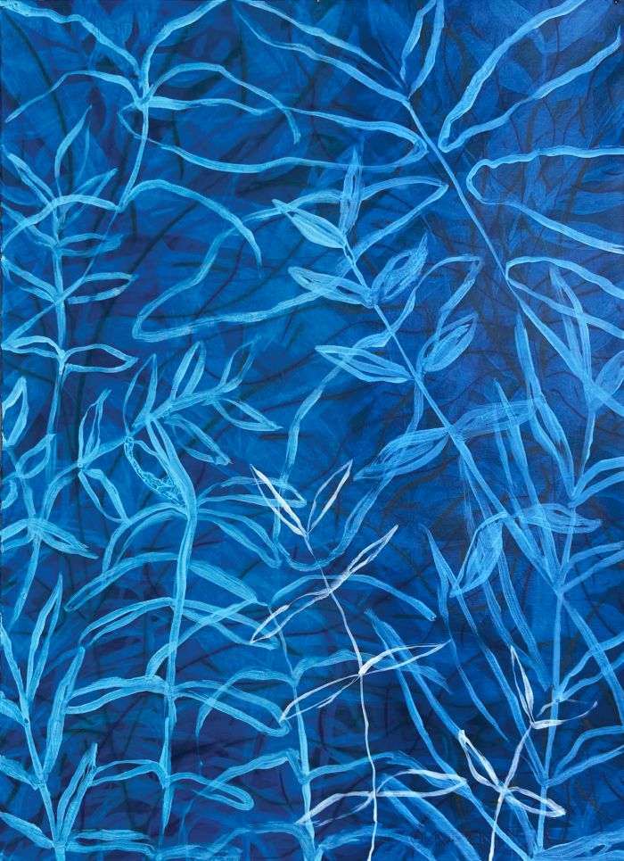 Quadro astratto di steli e foglie di piante delicate e sovrapposte in varie tonalità di blu, con contorni più chiari blu e bianchi su uno sfondo blu intenso: un effetto sognante caratteristico della collezione Tripstillery Art.