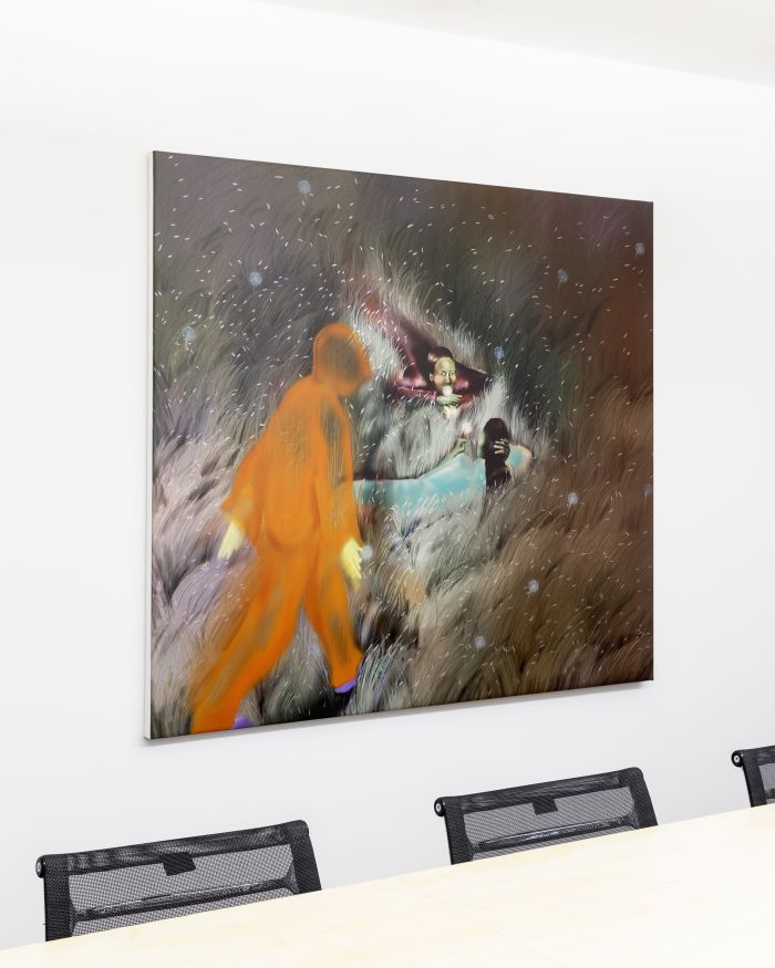 Un grande dipinto colorato della collezione Julius Baer arte è appeso a una parete bianca sopra un tavolo da conferenza con sedie in rete nera. Figure umane astratte e luminose appaiono in un paesaggio sognante, erboso o cosmico.