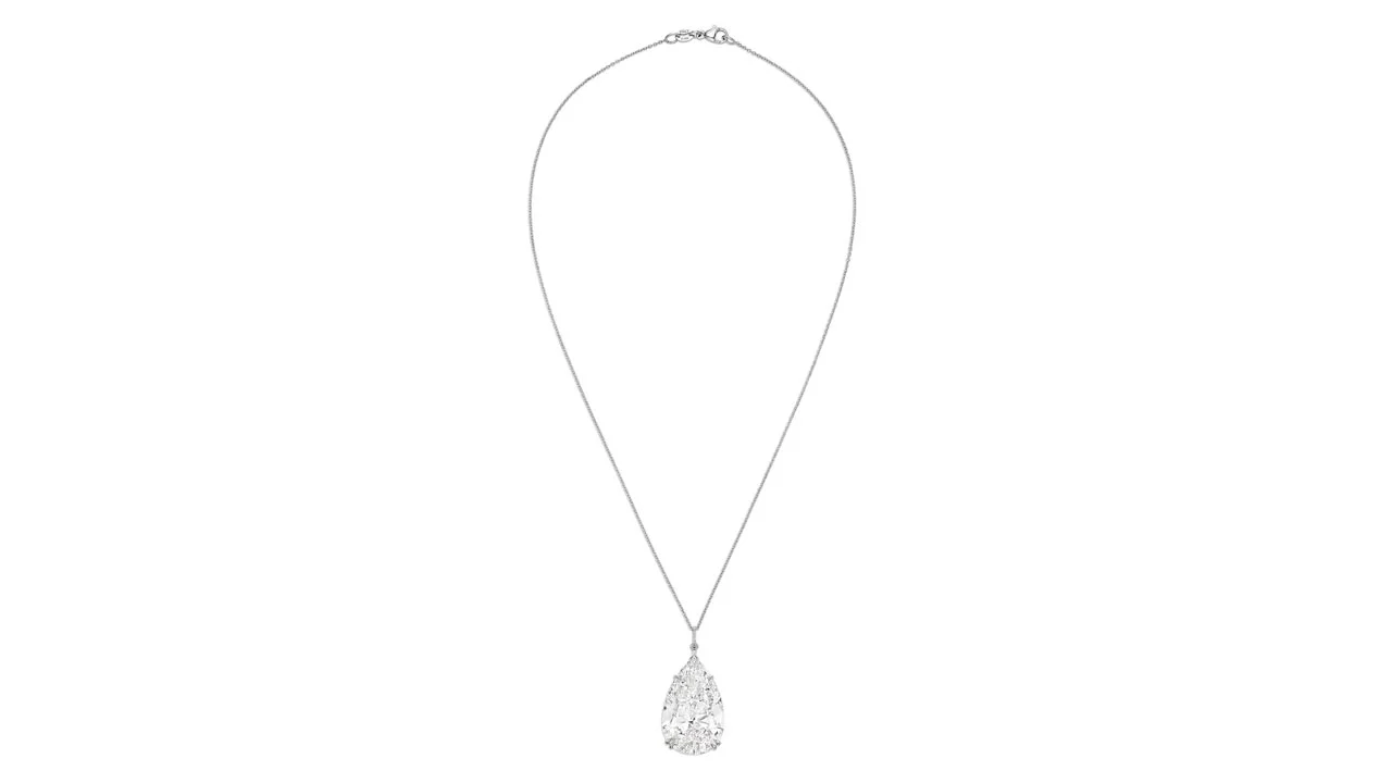 Una delicata collana d'argento con catena sottile, con un grande pendente di gemme chiare a forma di goccia - che richiama l'eleganza di Maria Antonietta - esposto su uno sfondo bianco semplice, proprio come i tesori visti all'asta dei record.