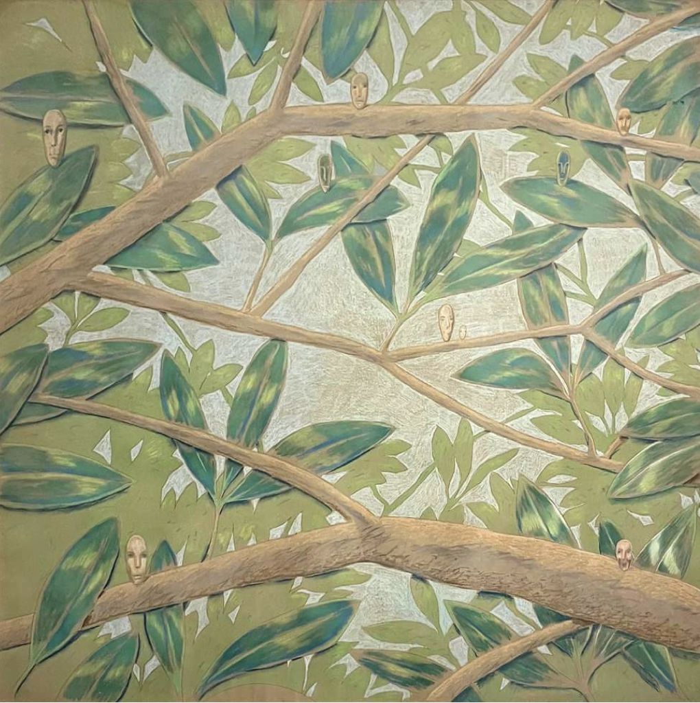 Diversi rami di alberi marroni con foglie verdi attraversano l'immagine. Tra i rami e le foglie sono incastonati sottili volti umani, che si fondono con la scena naturale in uno stile che ricorda Andrea Branzi. Lo sfondo è leggero e strutturato.