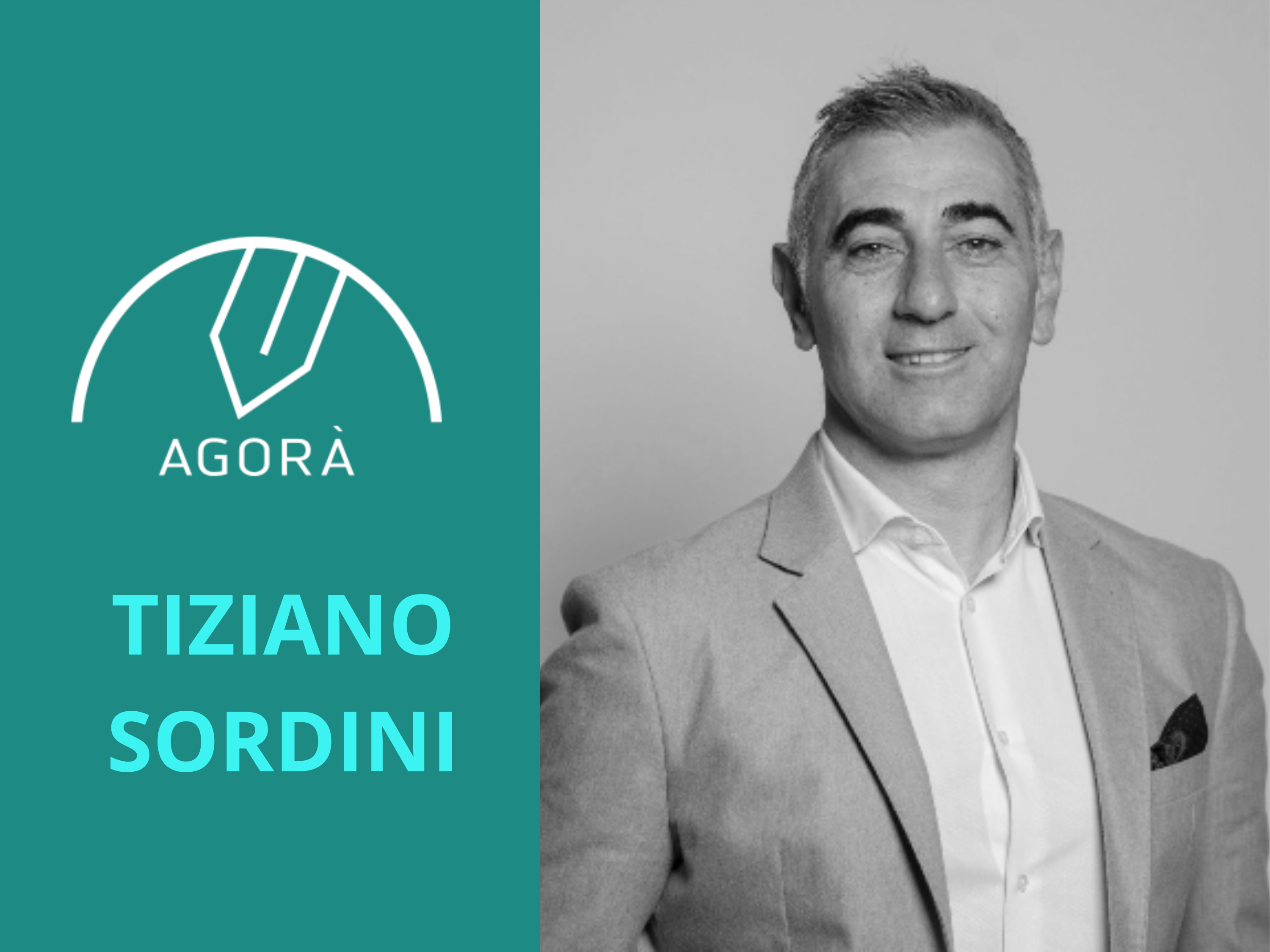 Ritratto in scala di grigi di un uomo sorridente in giacca leggera e camicia bianca. A sinistra, su uno sfondo verde acqua, il logo di una penna stilizzata, la parola "AGORÀ" e il nome "TIZIANO SORDINI" in caratteri maiuscoli.