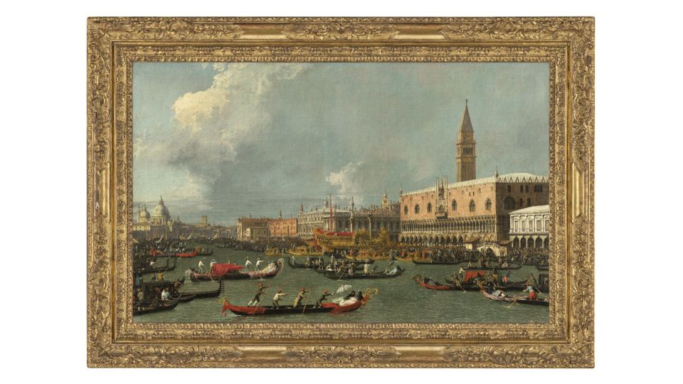 Un dipinto incorniciato, nello stile di un disco di Canaletto, raffigura un vivace canale veneziano pieno di gondole e barche. Grandi edifici, tra cui il Palazzo Ducale e un alto campanile, costeggiano l'acqua sotto un cielo parzialmente nuvoloso.