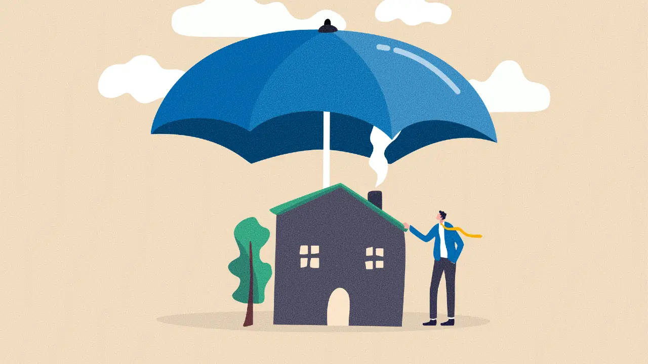 Illustrazione di una persona in piedi accanto a una casa e a un albero, tutti riparati sotto un grande ombrello blu, simbolo di protezione o assicurazione. Sullo sfondo, nuvole bianche.