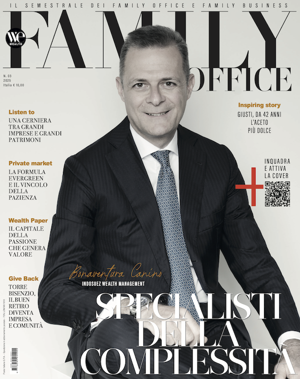 Un uomo in giacca e cravatta siede e sorride sulla copertina del numero 3 della rivista "Family Office". Intorno a lui compaiono testi in italiano e titoli di articoli, con un codice QR sul lato destro.
