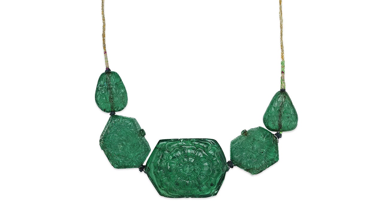 La collana ispirata a Maria Antonietta presenta cinque grandi pietre verdi intricatamente scolpite, di forme geometriche diverse, infilate in un sottile cordoncino: un vero pezzo da record.