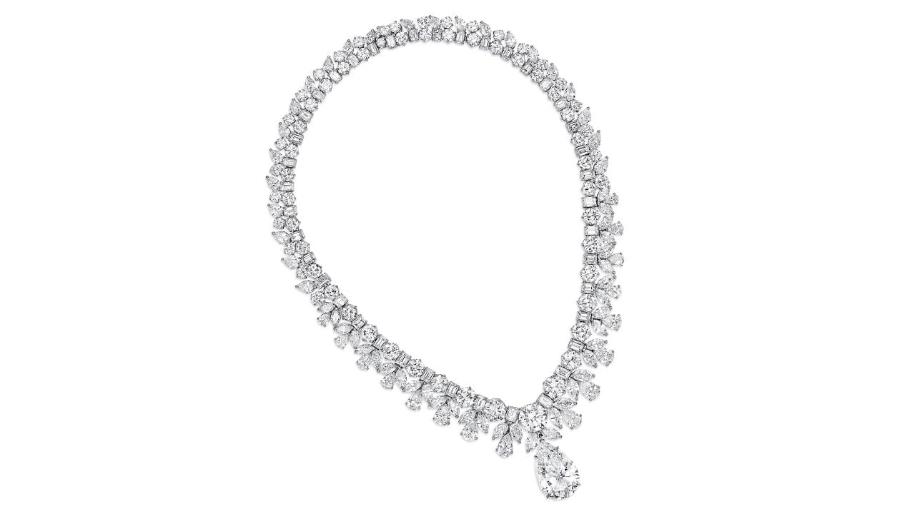 Collana di diamanti con più diamanti rotondi e a forma di pera, con al centro un grande pendente di diamanti a forma di goccia che ricorda i tesori dell'asta record di Maria Antonietta.