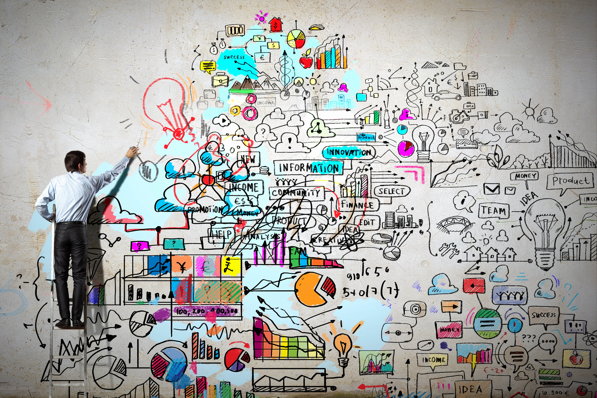 Un uomo in abiti da lavoro è in piedi su una scala e disegna grafici, diagrammi e icone colorate, come le proiezioni del patrimonio Cristiano Ronaldo 2025, su una grande parete piena di idee creative, lampadine e concetti commerciali.