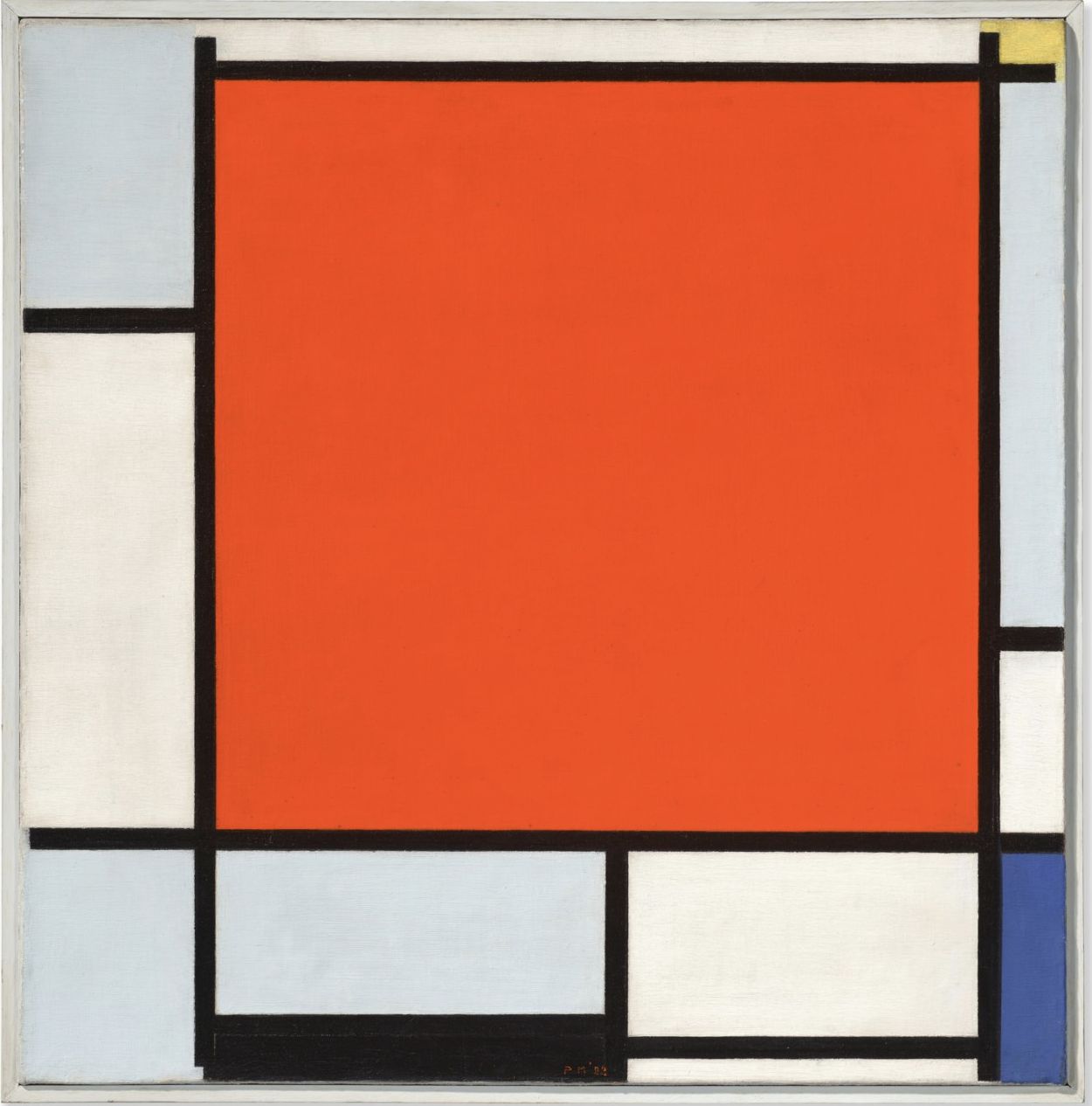 Un quadro astratto geometrico con un grande quadrato rosso al centro, delimitato da linee nere e rettangoli più piccoli in bianco, blu e grigio chiaro, nello stile di Piet Mondrian, perfetto per i collezionisti che seguono le tendenze di Mercato Arte 2025.
