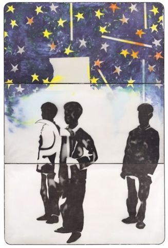 Tre figure in silhouette si ergono su uno sfondo bianco. Sopra di loro c'è un cielo notturno pieno di stelle gialle e strisce di luce, diviso in pannelli. La figura centrale regge una mezzaluna. La scena ha una qualità surreale e onirica.