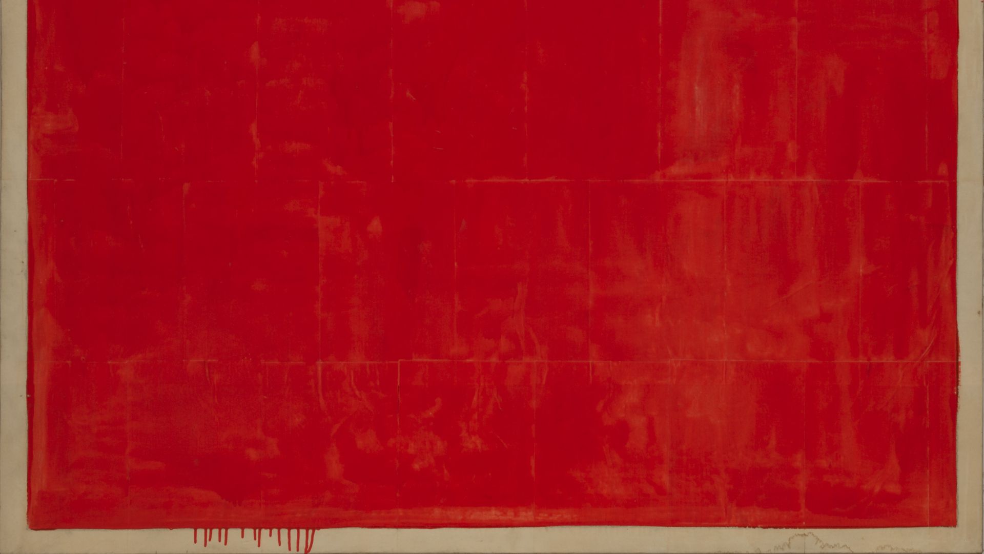 Una grande tela rettangolare ricoperta per lo più di vernice rosso intenso, con sottili variazioni di texture e deboli linee di griglia. La vernice rossa gocciola leggermente lungo il bordo inferiore su un sottile bordo bianco sporco.