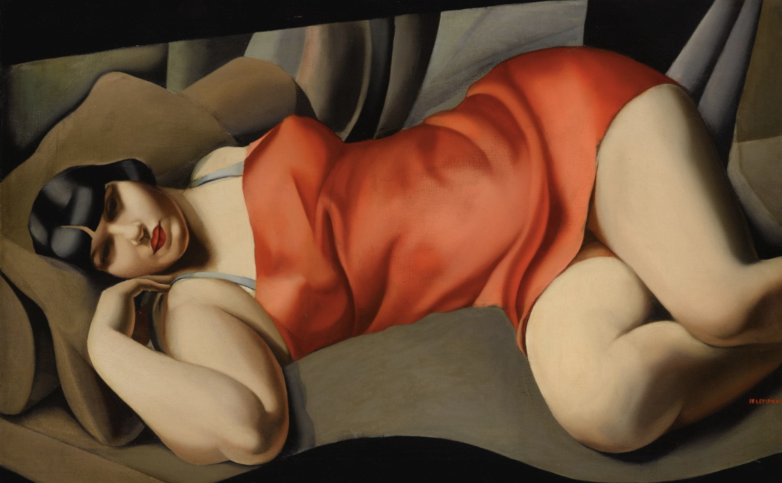 Una donna con i capelli corti e scuri, che indossa un abito rosso, è sdraiata su un fianco su un divano. Lo stile audace e geometrico e le forti ombre evocano un dipinto modernista dei primi del Novecento, che ricorda le opere esposte in un'asta di Tamara De Lempicka.