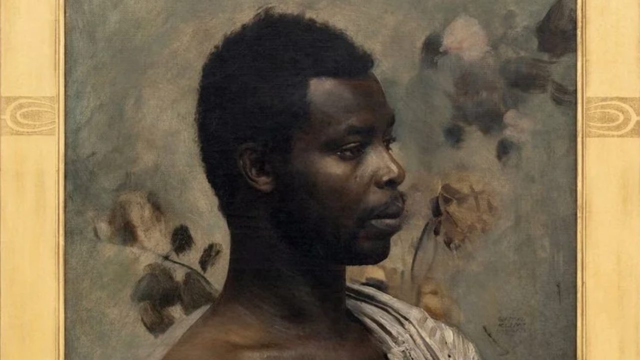 Ritratto dipinto di un uomo nero di profilo, che indossa un drappo. Lo sfondo è morbido e tenue, con accenni di motivi floreali. L'uomo appare pensieroso, con i capelli corti e un'espressione calma.