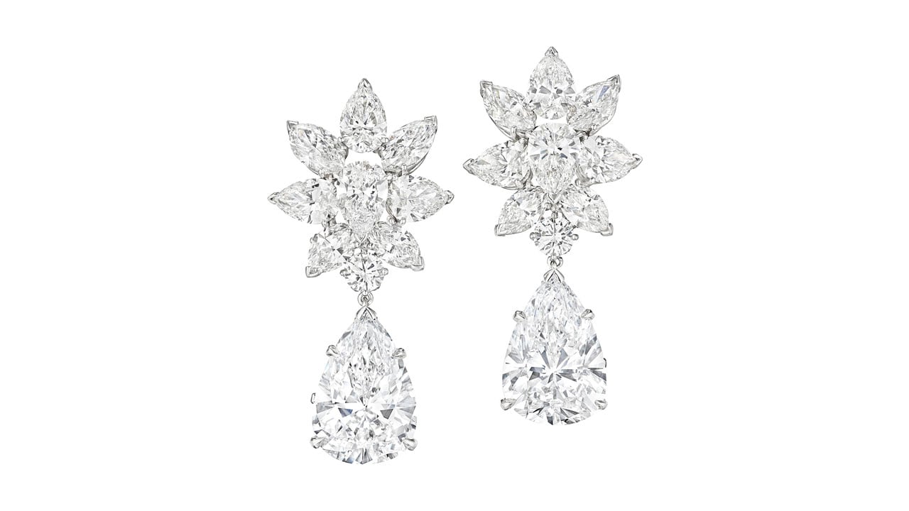 Un paio di orecchini di diamanti ispirati a Maria Antonietta record asta, caratterizzati da un grappolo floreale di diamanti a forma di marquise e di pera nella parte superiore, con un grande diamante a forma di pera che pende da ogni orecchino.