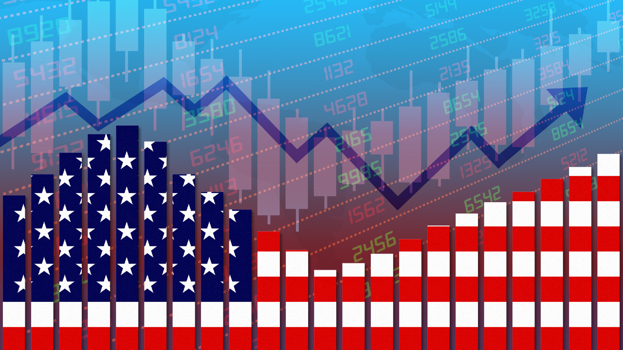 Un grafico a barre che ricorda la bandiera americana a stelle e strisce è sovrapposto a uno sfondo di grafici finanziari, numeri azionari e un grafico a linea blu ascendente, che simboleggia la crescita dell'economia o del mercato azionario statunitense.