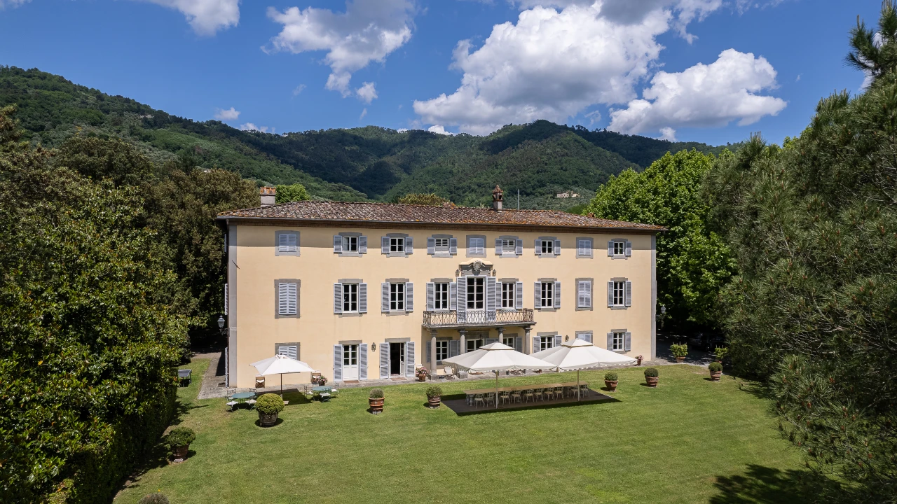 Nella foto di apertura Villa Boccella, Lucca, Toscana (Photo Credits Serimm Srl - partner italiano di Knight Frank)
