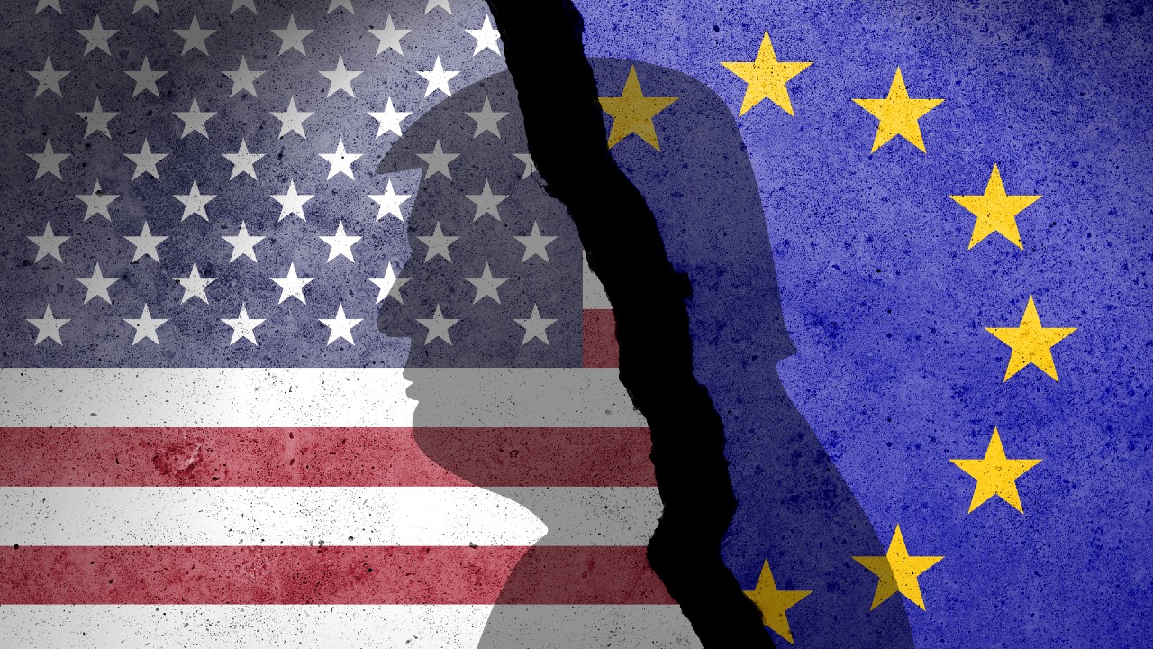 Un'immagine strappata mostra la bandiera degli Stati Uniti a sinistra e quella dell'Unione Europea a destra, con la sagoma della testa di una persona al centro, a simboleggiare una divisione sui dazi tra Stati Uniti e Unione Europea.