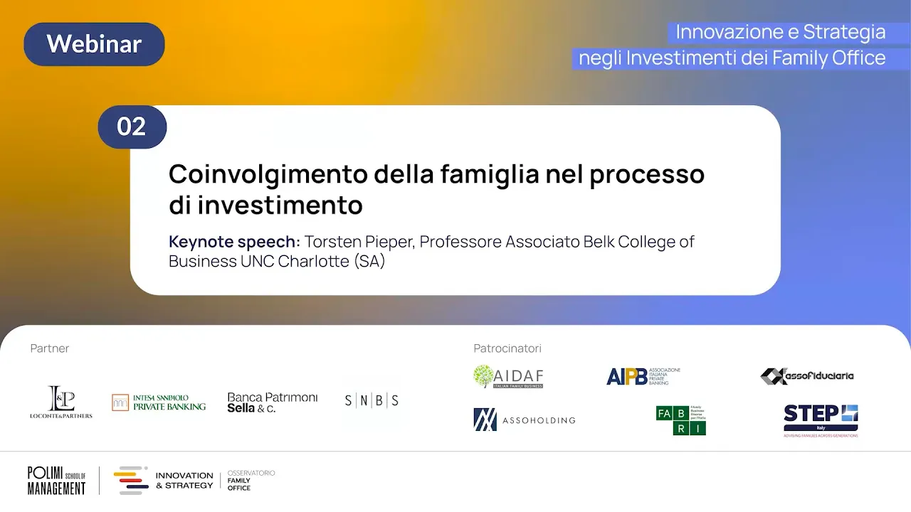 Slide del webinar in italiano sul coinvolgimento delle famiglie nel processo di investimento, con Torsten Pieper come relatore principale. I loghi dei partner e degli sponsor sono visualizzati in basso su uno sfondo blu e bianco.