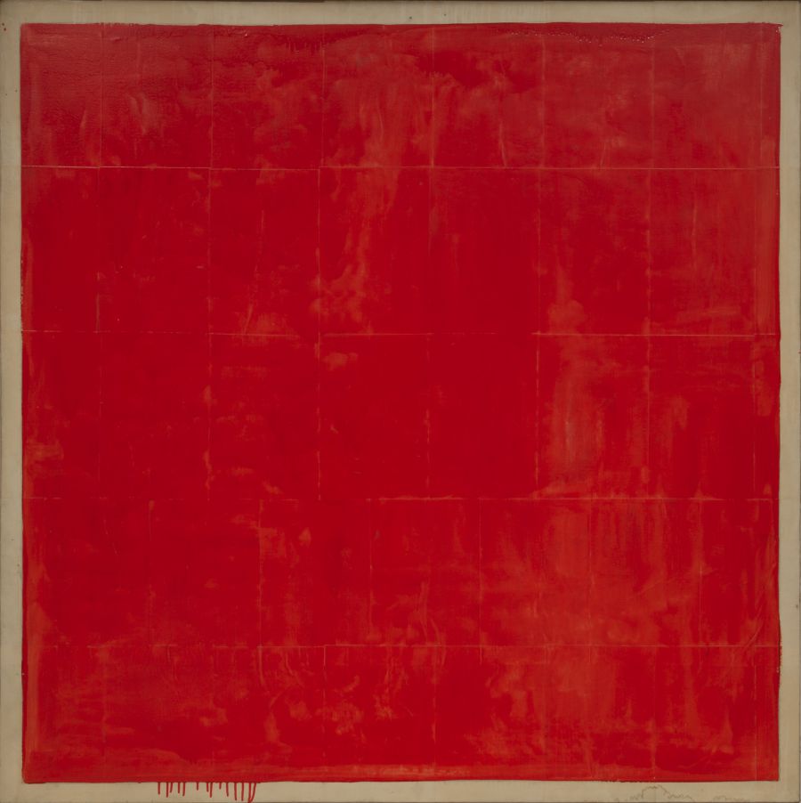 Una grande tela quadrata dipinta interamente in rosso intenso, con sottili linee di griglia e leggere variazioni di tonalità. I bordi presentano tracce di tela grezza e nella parte inferiore sono visibili alcune colature di colore.