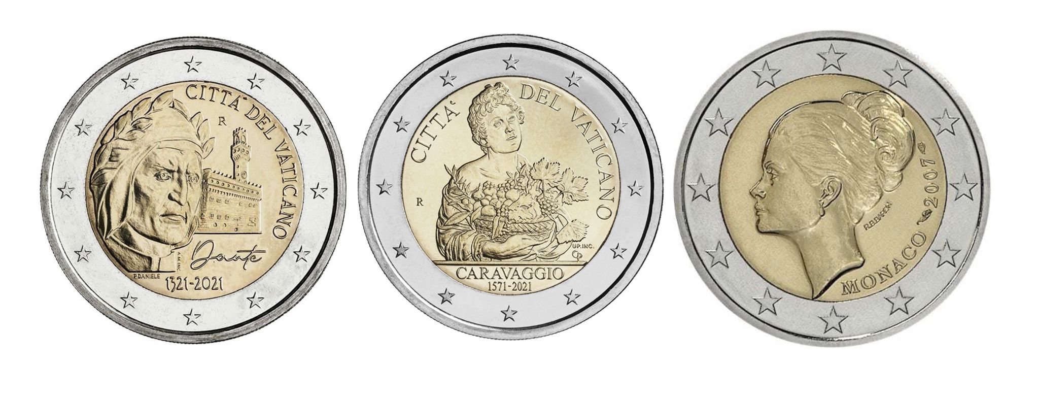 Tre monete commemorative da 2 euro con ritratti dettagliati: Dante Alighieri con testo, Caravaggio con un bouquet di fiori e un profilo di donna con chignon e scritta "Monaco 2007".