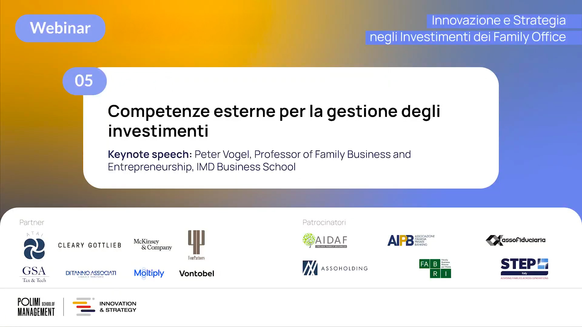 Diapositiva del webinar intitolato "Competenze esterne per la gestione degli investimenti" con il relatore Peter Vogel. I loghi dei partner e degli sponsor sono visualizzati in basso. Il tema è l'innovazione e la strategia negli investimenti dei family office.