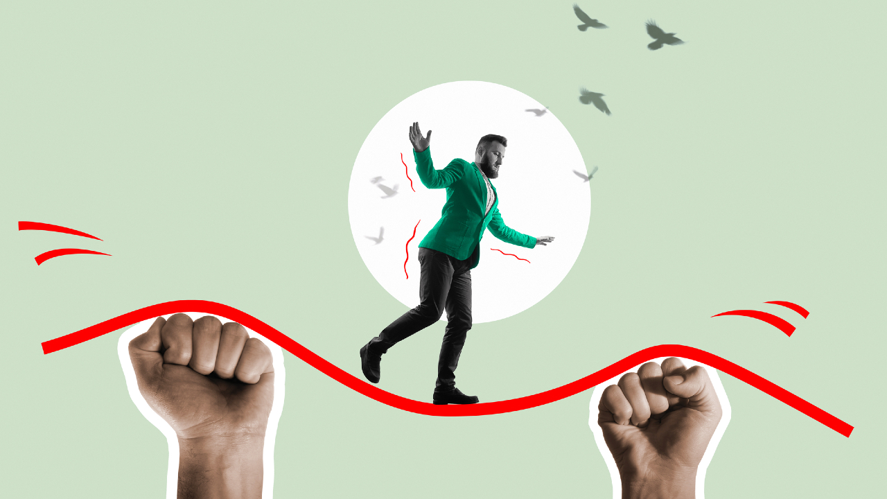 Un uomo in giacca verde sta in equilibrio su una linea rossa sostenuta da due grandi pugni sollevati, con uccelli che volano sullo sfondo su fondi di colore verde chiaro.