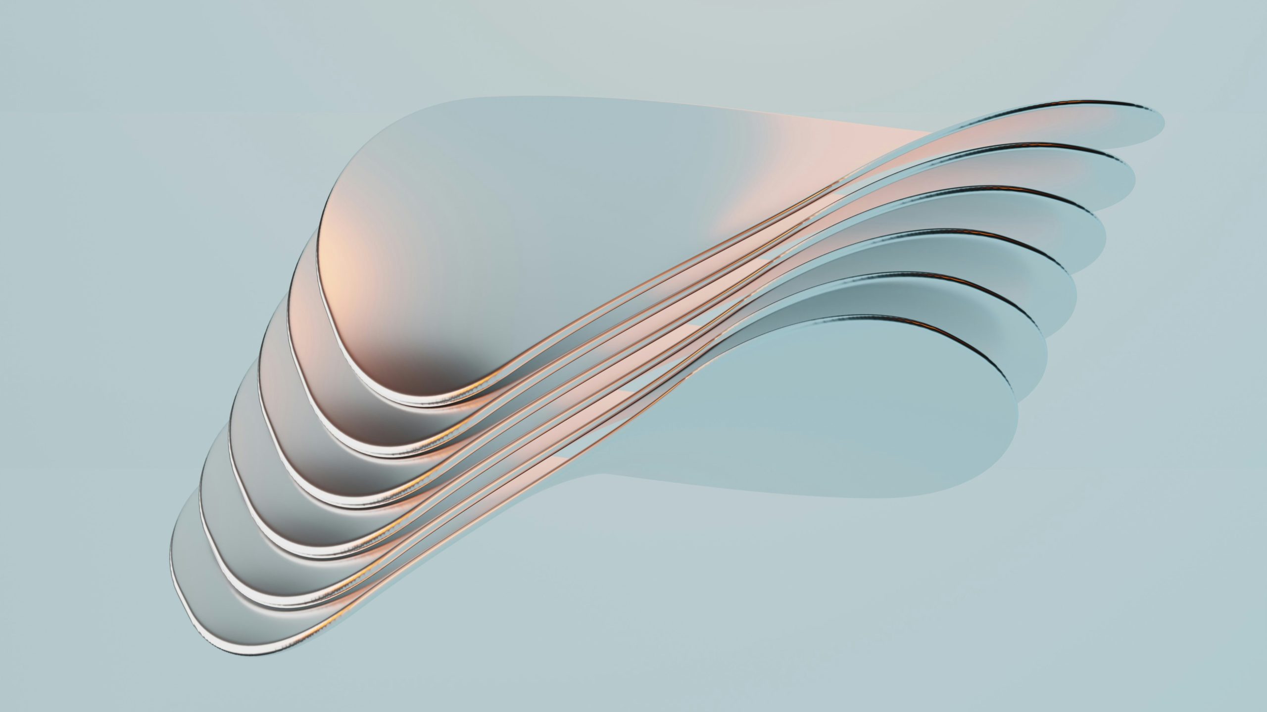 Immagine astratta di sei strati curvi, lisci e metallici, impilati e sovrapposti, che fluttuano su uno sfondo azzurro con riflessi morbidi e delicati.