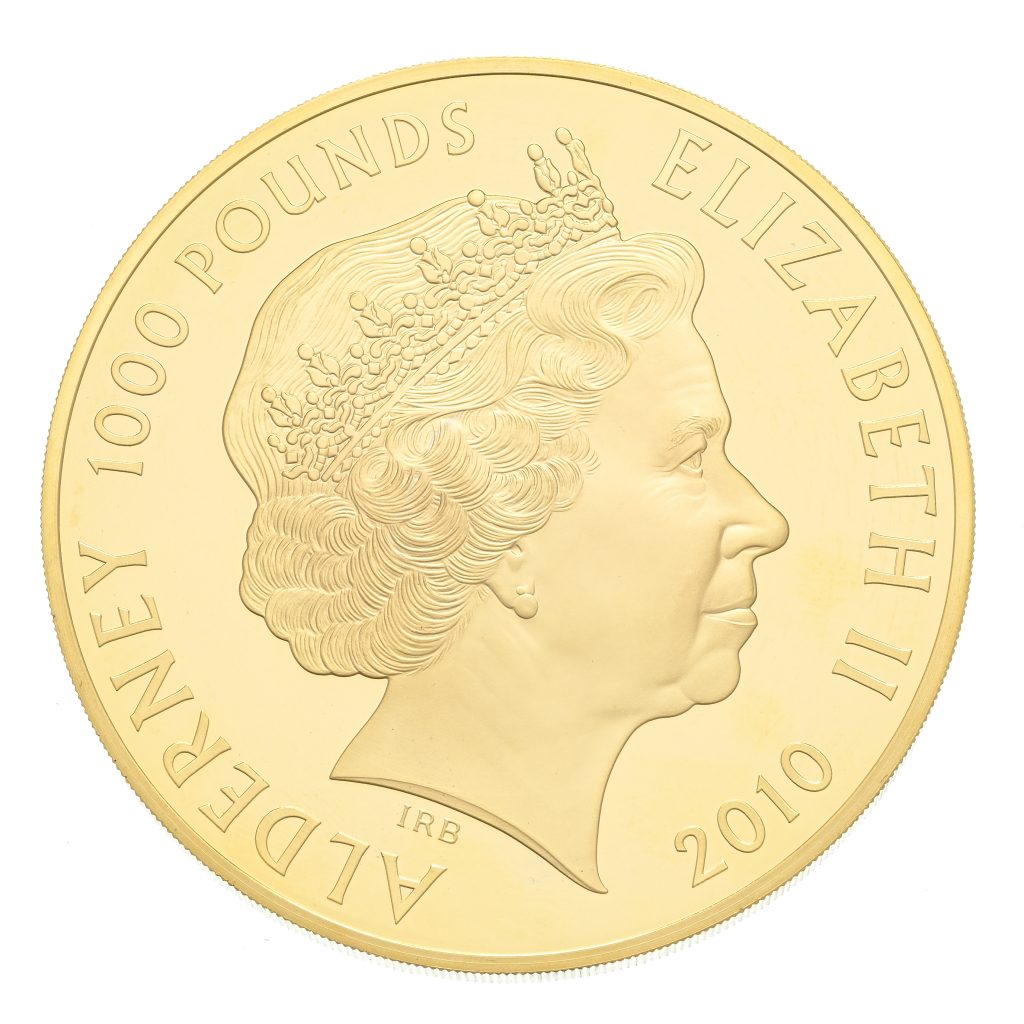 Moneta d'oro con profilo della Regina Elisabetta II rivolto verso destra e iscrizione "ALDERNEY 1000 POUNDS ELIZABETH II 2010", che richiama la prestigiosa collezione di medaglie Savoia.