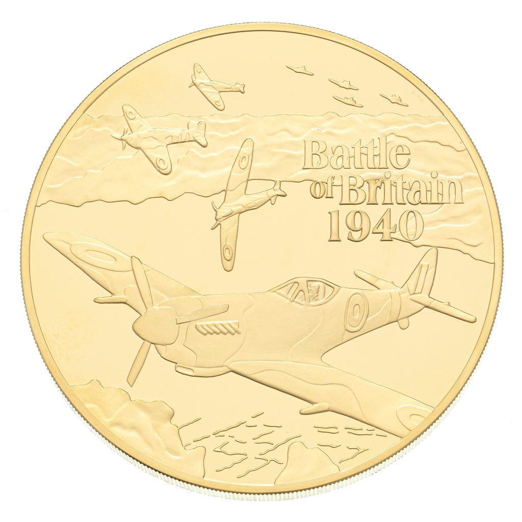 Moneta in oro di Savoia medaglie con incisi aerei da combattimento in volo su nuvole e acqua, con il testo "Battle of Britain 1940" sul lato destro.