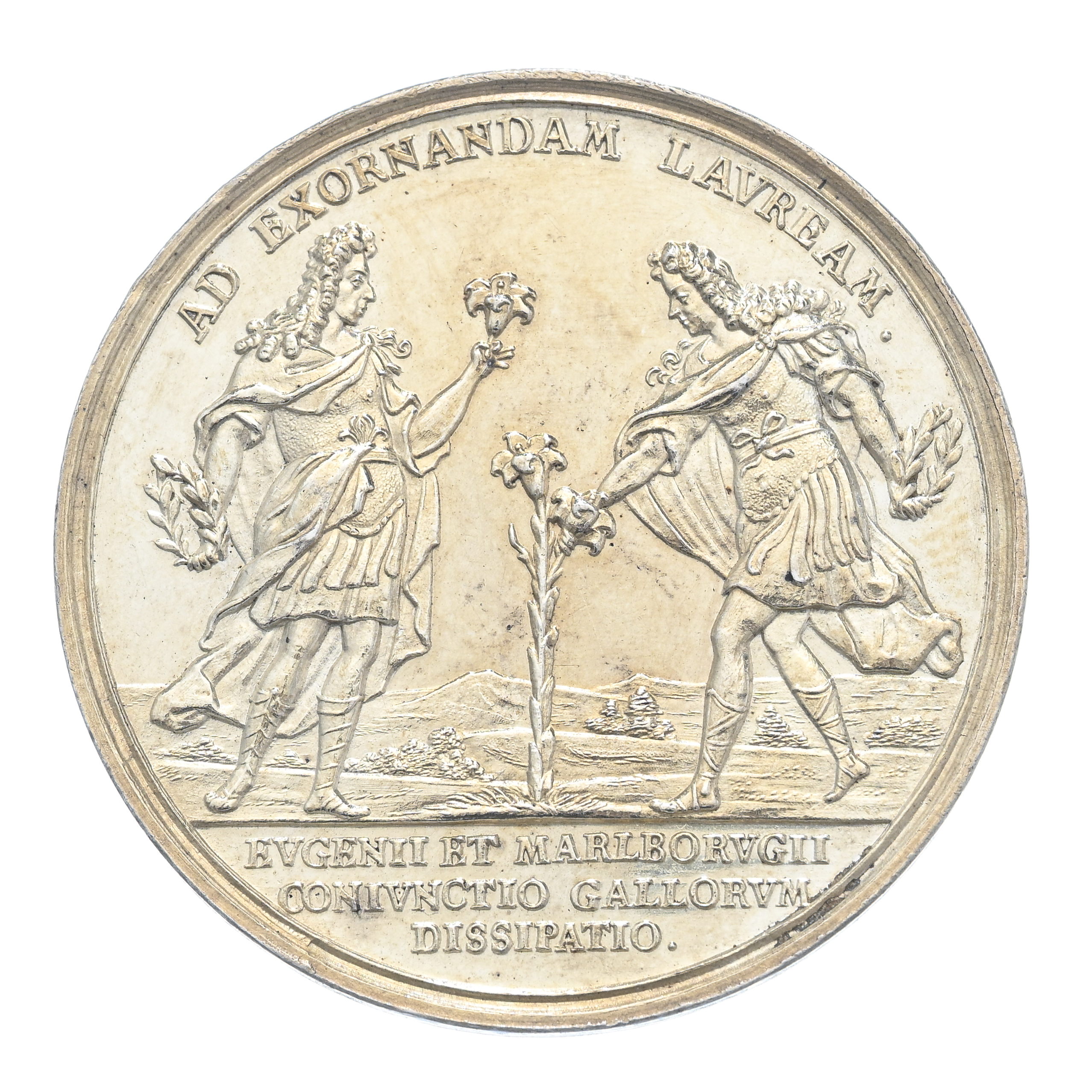 Due figure in abiti classici si trovano l'una di fronte all'altra, ciascuna con un fiore in mano, separate da una pianta. Le iscrizioni in latino delimitano il tondo di medaglie Savoia, accrescendone il fascino storico.