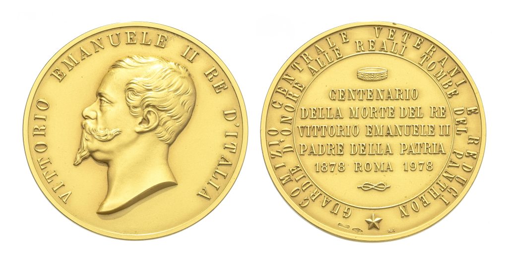 Medaglie commemorative Savoia in oro con ritratto di Vittorio Emanuele II su un lato e iscrizione del centenario della sua morte (1878-1978) sul retro, con testo decorativo intorno al bordo.