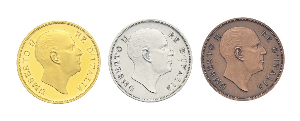 Tre medaglie Savoia italiane nei toni dell'oro, dell'argento e del bronzo, ognuna con il profilo di un uomo rivolto a sinistra e l'iscrizione "UMBERTO II RE D'ITALIA" intorno al bordo.