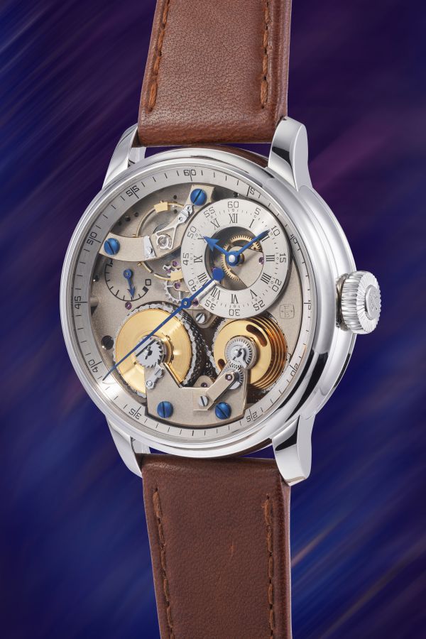 Primo piano di un orologio da polso di lusso Berthoud Asta con ingranaggi meccanici a vista, cinturino in pelle marrone e cassa argentata, visualizzato su uno sfondo blu e viola sfocato.