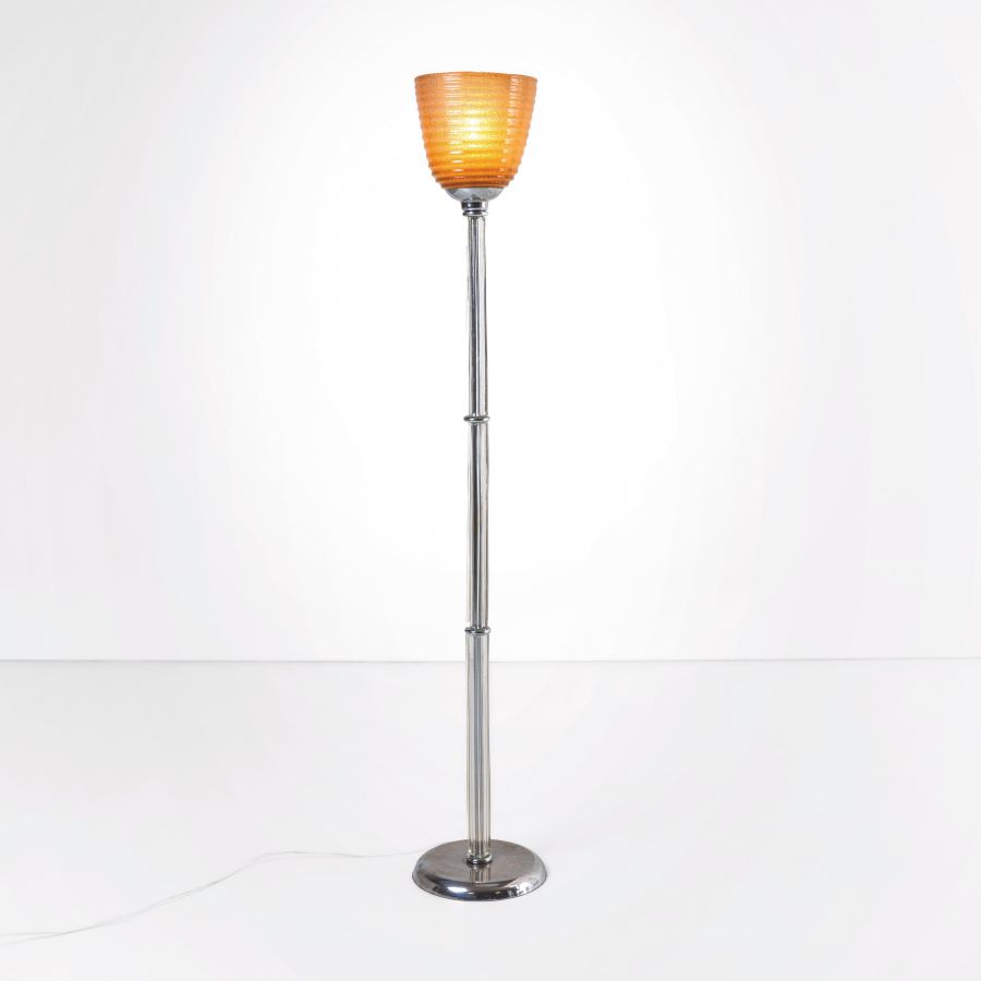 Una lampada da terra alta con stelo in metallo cromato e paralume rotondo a coste arancioni su una superficie bianca con cavo bianco a vista, ideale per qualsiasi collezione di design moderno asta settembre.