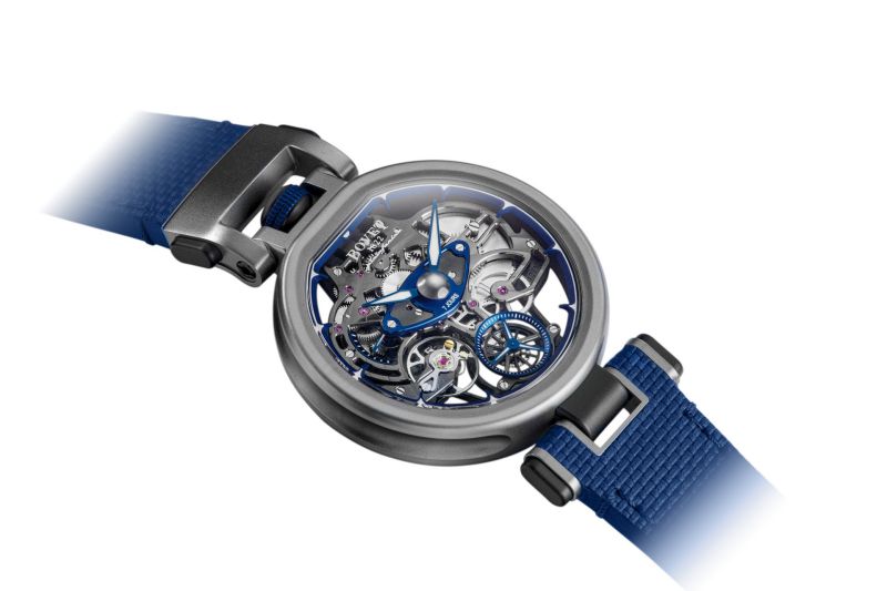 Un moderno orologio da polso Pininfarina con cinturino blu e un intricato movimento meccanico a vista, che mostra ingranaggi e componenti dettagliati all'interno di una cassa rotonda in argento. Lo sfondo è bianco e sfuma ai bordi.