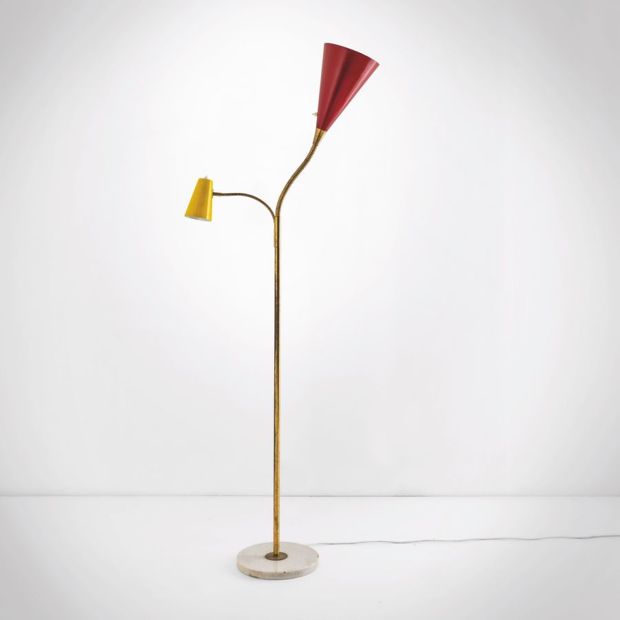 Una lampada da terra moderna di metà secolo con un sottile stelo dorato, una base in marmo e due paralumi a forma di cono, uno grande e rosso e uno piccolo e giallo, che mostrano un design senza tempo asta settembre su un semplice sfondo bianco.