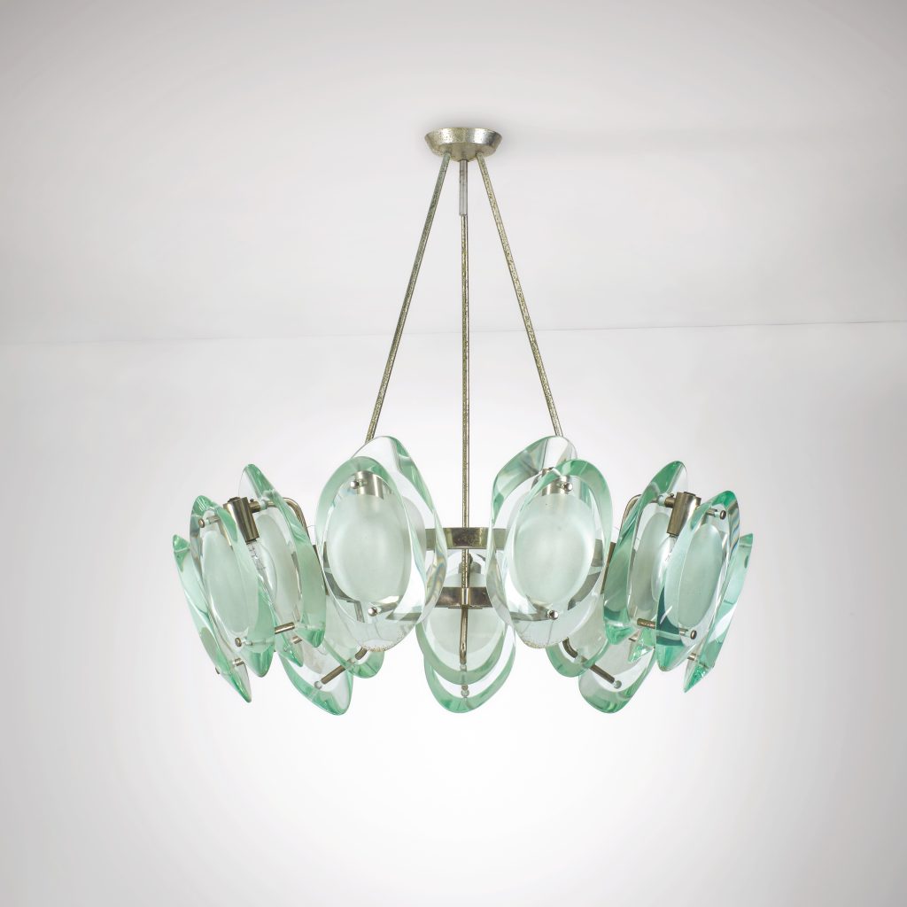 Un lampadario da soffitto moderno con una struttura metallica e molteplici elementi circolari in vetro traslucido disposti in un motivo decorativo: un'elegante aggiunta di design asta settembre a qualsiasi spazio.